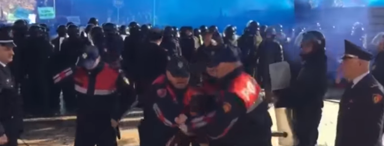 Video nga protesta/ Momenti kur efektivja e policisë humb gishtat