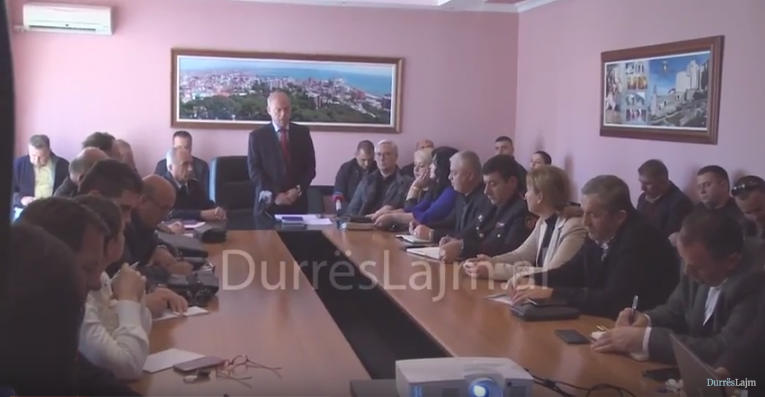 Prefekti i Durrësit mbledh Shtabin e Emergjencës për të parandaluar përmbytjet (VIDEO)