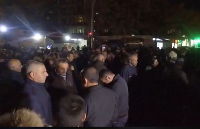 Protesta në ditën e 24-t, banorët bllokojnë rrugën tek Astiri