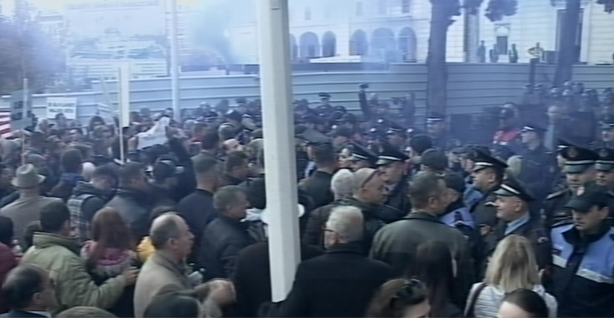 Protesta/ Plagosen efektivët, mes tyre edhe zv.drejtori i Policisë së Tiranës