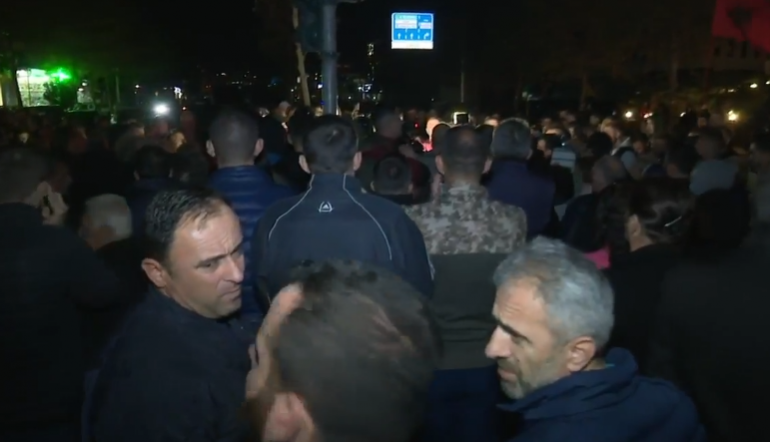 Deputetja e Durrësit në protestë me banorët e Astirit: Po shfaqet luftë civile