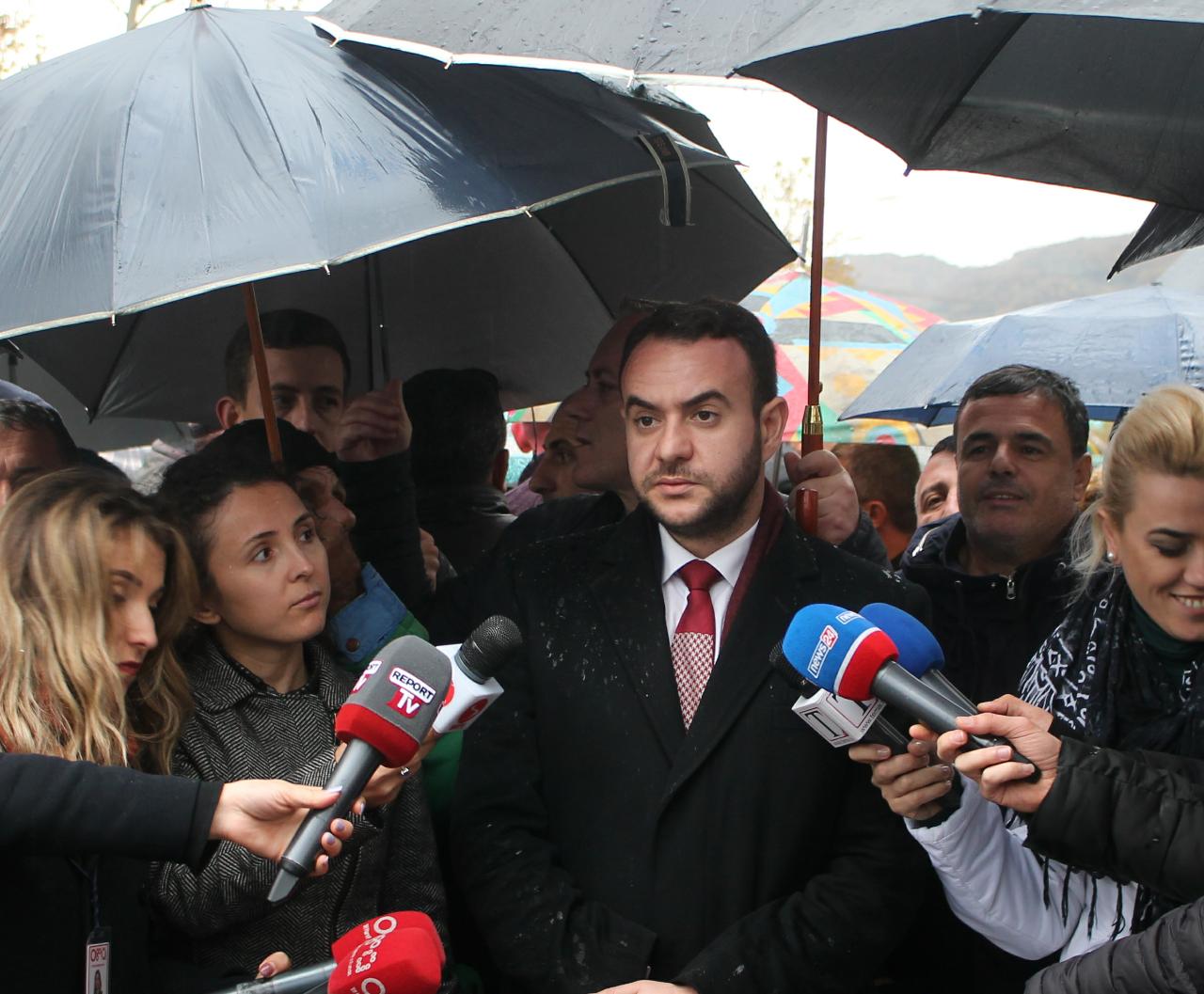 Balliu me protestuesit: Rama e Veliaj kaluan vijën e kuqe