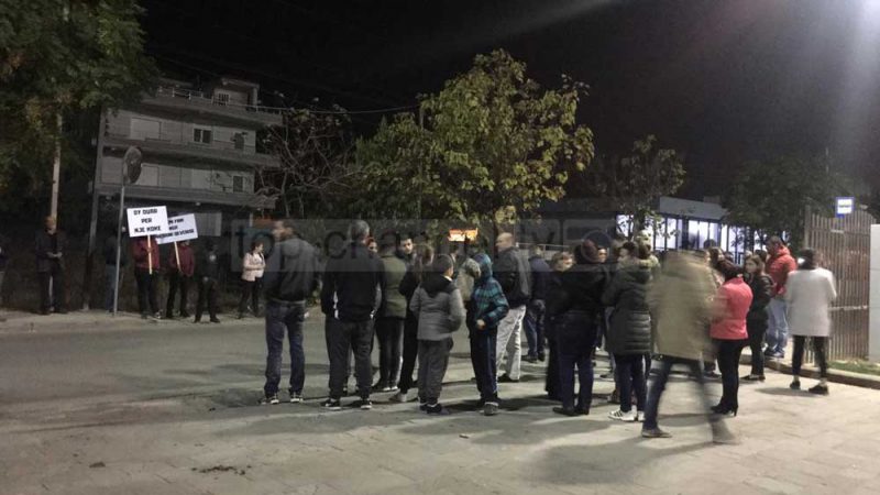 Banorët e Unazës së Re “pritë” Gjiknurit tek TCH, e qëllojnë me vezë