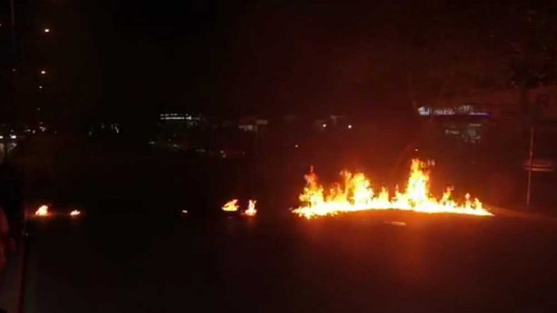 Protesta tek Unaza e Re, banorët djegin flamurin e “Rilindjes”