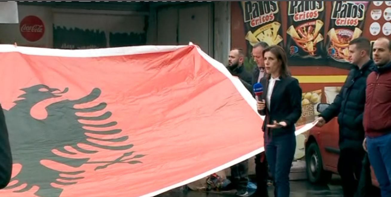 Unaza/ Banorët protestë me flamur: Shtëpitë i kemi me gjak