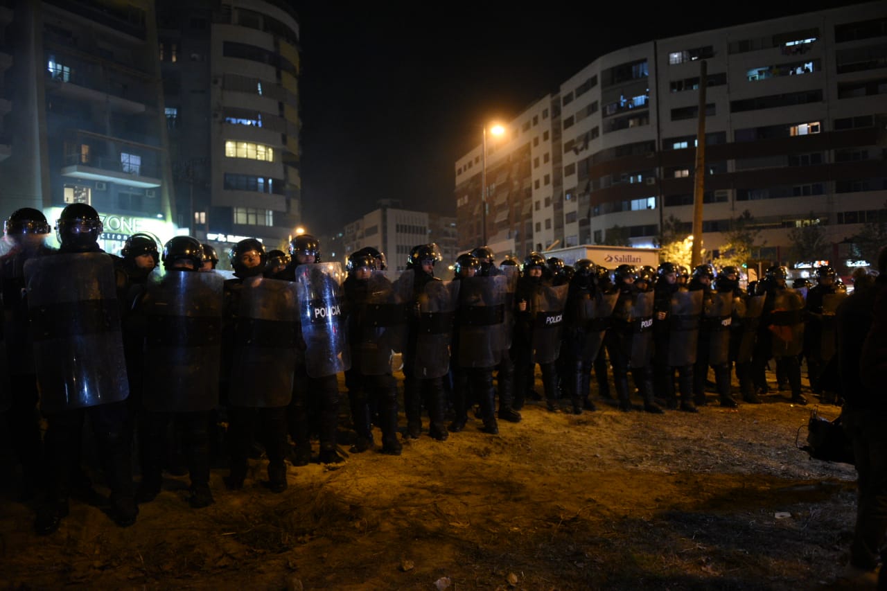 Protesta tek “Astiri”/ Banorët me flamur amerikan në duar, 6 të shoqëruar