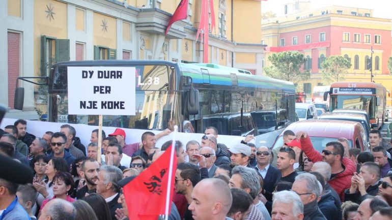 “Dy duar për një kokë”, banorët e Unazës së Re protestë para bashkisë