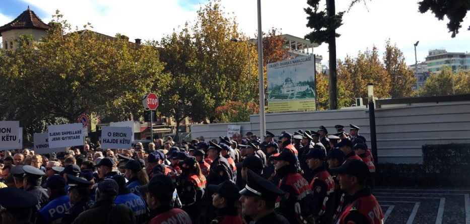 EMRAT/ Protesta e dhunshme para parlamentit, arrestohen 11 persona