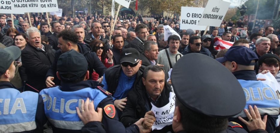 Rama thirrje banorëve: Largohuni nga rruga, s’do tolerohet dhuna ndaj policisë