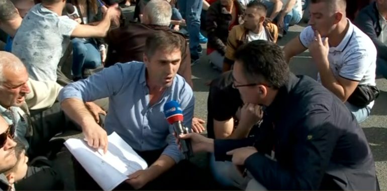 Kundër prishjes së banesave, banorët e “Astirit” bllokojnë rrugën