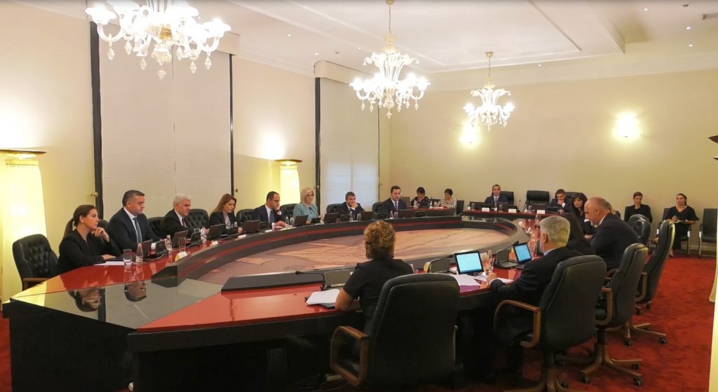 Ish-zv/ministri nga Durrësi degjeneron mbledhjen e qeverisë: Performanca e ministrive varej nga “Pëlqimet” në rrjetet sociale!