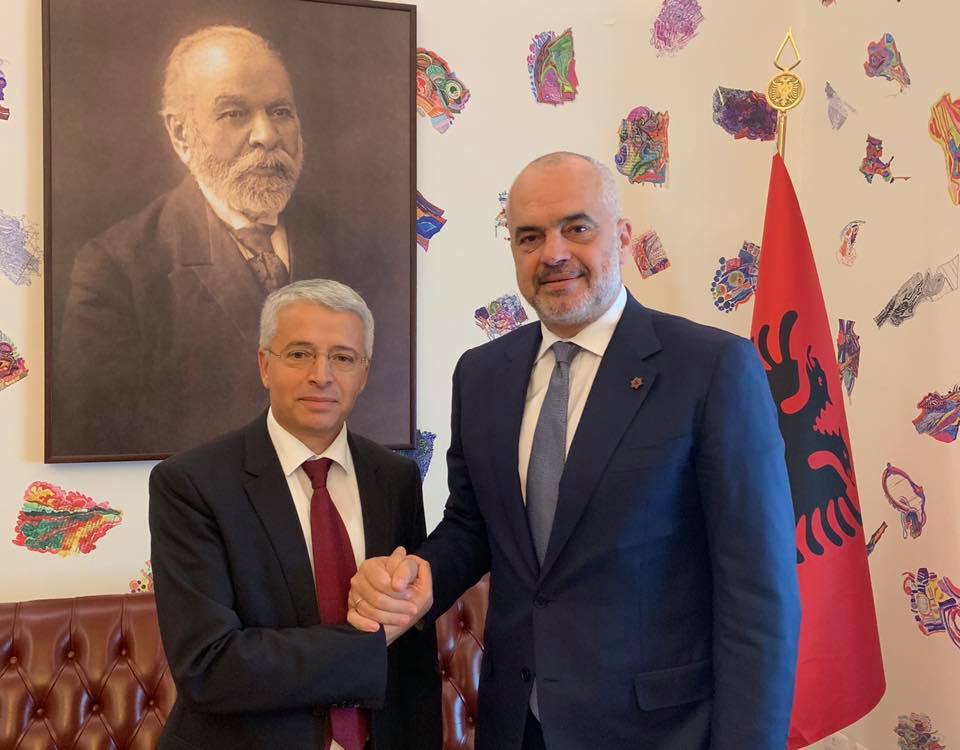 Pas shkarkimit të Xhafajt, Rama shtrëngon duart me Sandër Lleshin (FOTO)