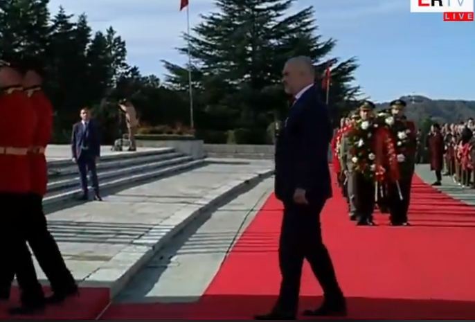 Gazetari: Populli varfanjak, Rama vesh vetëm një ditë rroba mbi 10 mijë euro