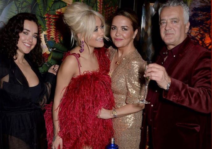 Rita Ora feston ditëlindjen, prindërit e urojnë shqip