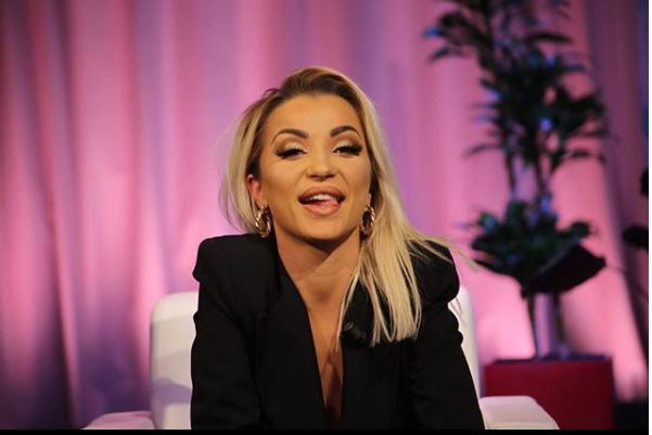 Roza Lati vë në siklet moderatorin e njohur: Ty do të puthja