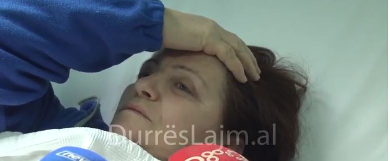 U helmuan teksa punonin, flasin pacientet dhe nëndrejtori i spitalit të Durrësit (VIDEO)
