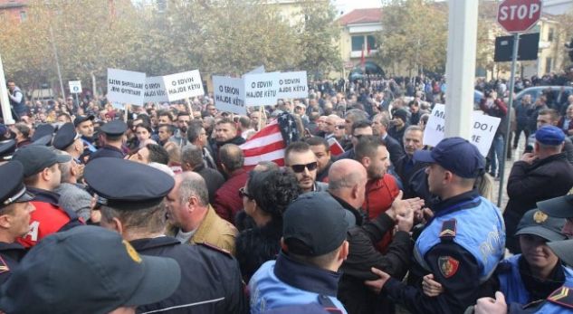 Mediat ndërkombëtare i bëjnë jehonë protestës së banorëve të Unazës së Re (FOTO)