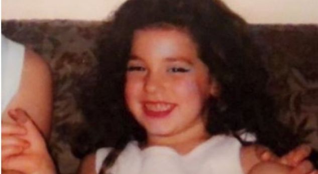 Kjo vogëlushe sot është një këngëtare e njohur shqiptare (FOTO)