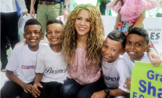 Shakira hap dy shkolla në Kolumbi