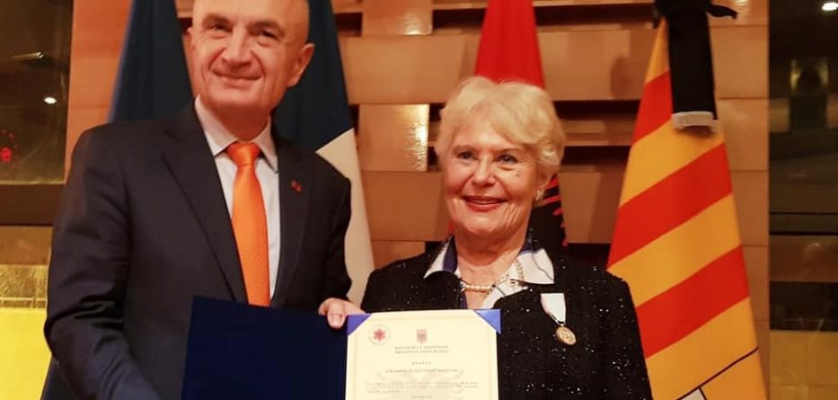 Qytetarja më e re shqiptare, presidenti Meta i jep nënshtetësinë motrës së Mbretëreshës Geraldinë