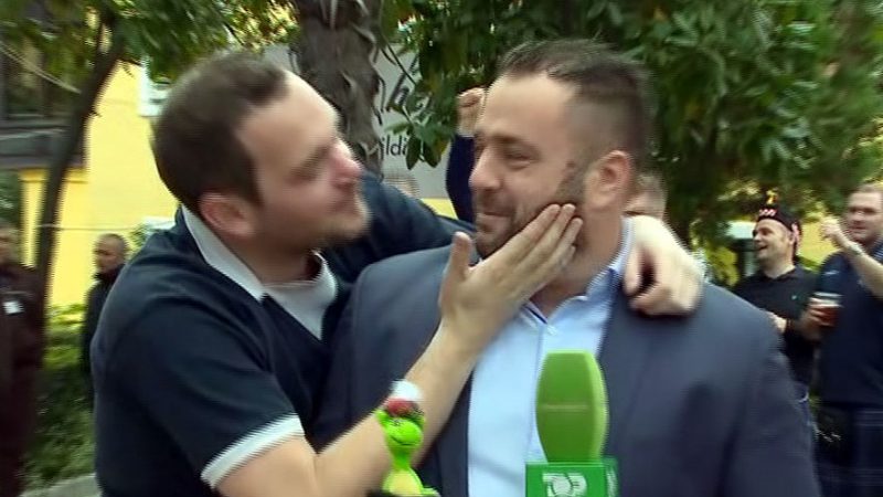 Po raportonte për ndeshjen, tifozët skocezë surprizojnë “live” gazetarin (VIDEO)