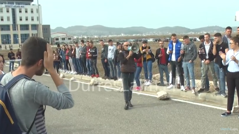 Studentët e Durrësit në protestë për plehrat, 7 ditë afat qeverisjes vendore (VIDEO)