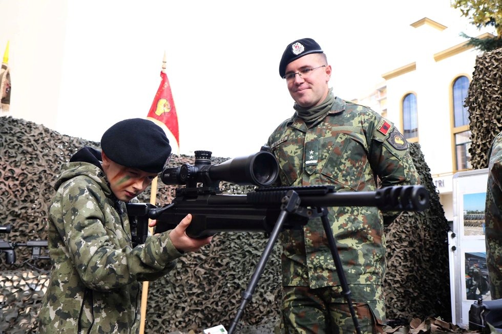Tanke dhe snajpera te Pedonalja në Tiranë (FOTO)