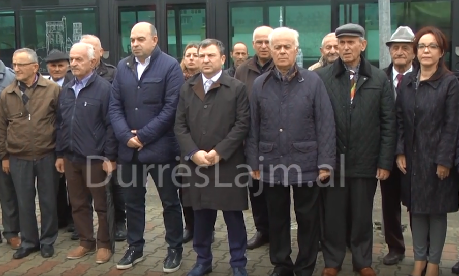 Homazhe në përkujtim të patriotëve durrsakë të internuar në kampet e nazizmit (VIDEO)