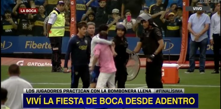 Tifozi i Boca Juniors futet në fushë, e shpëton… Karlos Tevez!