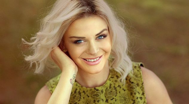 Orinda pozon sensuale nga vaska! (FOTO)