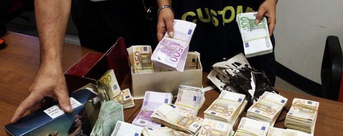 114 mijë € të padeklaruara në makinë, arrestohen shqiptarët