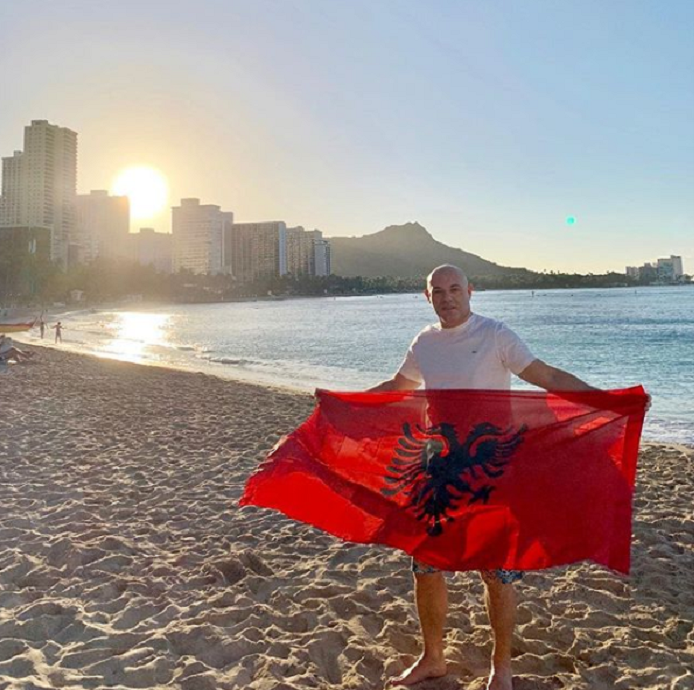 Fevziu shpalos flamurin në Honolulu, Bes Kallaku kap gafën (FOTO)