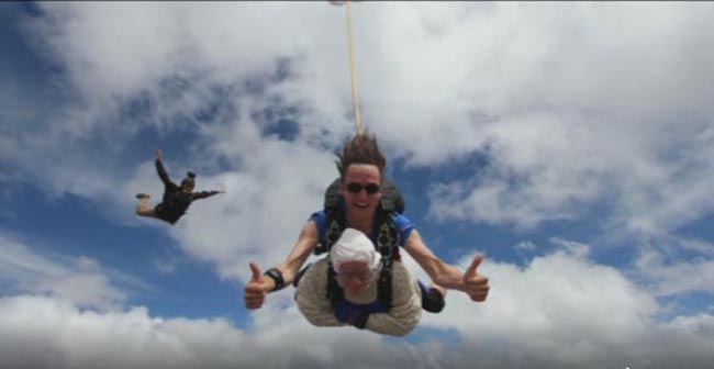 102 vjeç hidhet me parashutë, video bën xhiron e botës