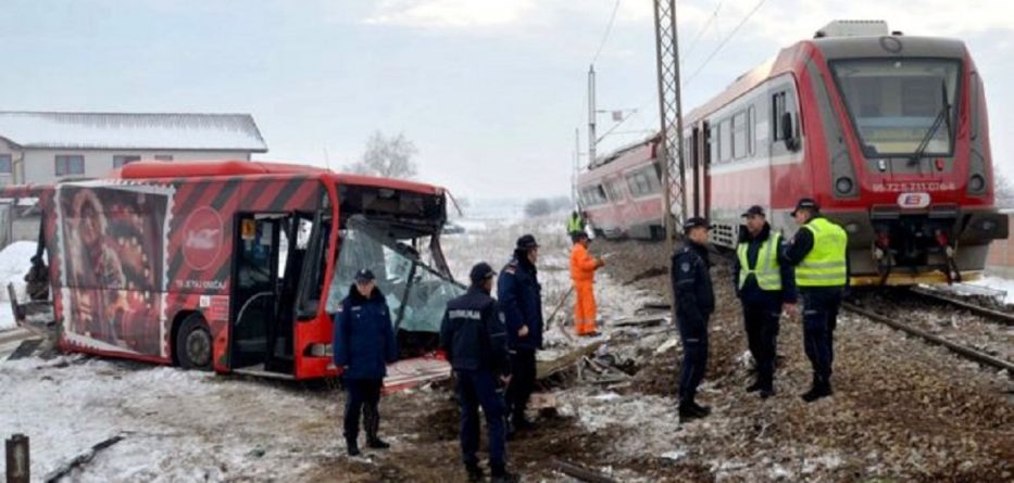 Treni ndan përgjysmë autobusin me nxënës në Serbi