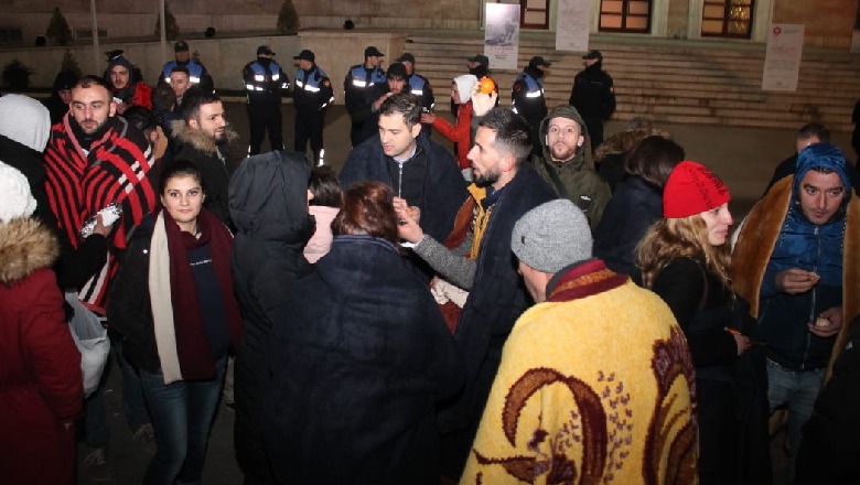 Temperaturat e ulëta, pak studentë i rezistojnë natës para Kryeministrisë