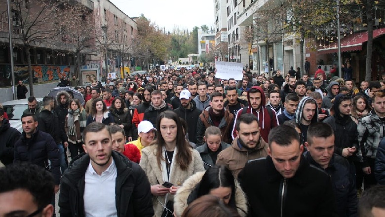 Me libra e Kushtetutë në duar, studentët marshojnë drejt Parlamentit