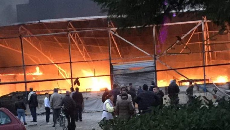 Zjarri masiv shkrumbon tregun industrial të Laçit