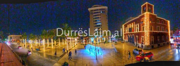 FOTOLAJM/ Magjia e festave të fundvitit ‘zbarkon’ në Durrës