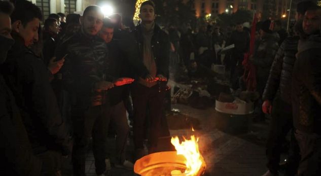 Studentët përplasen me policinë para kryeministrisë, shkak bëhet ngrohja