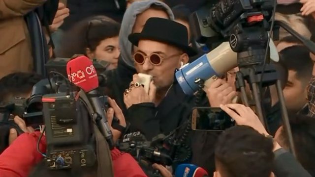 EMRAT/ Procedohet këngëtari Robert Aliaj dhe 24 të tjerë, Policia: Jeni fotografuar