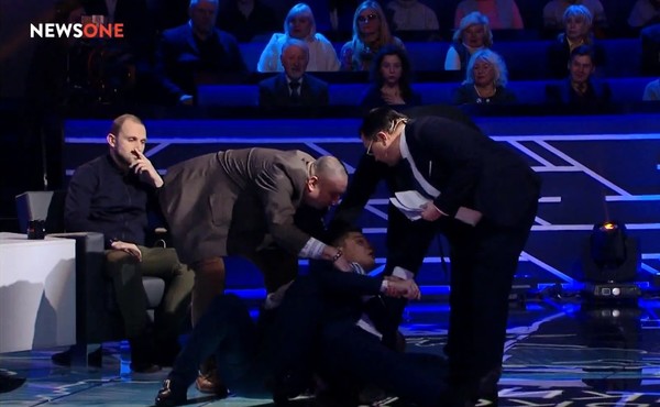 Sherr i madh, deputeti rrihet me analistin në transmetim live (VIDEO)