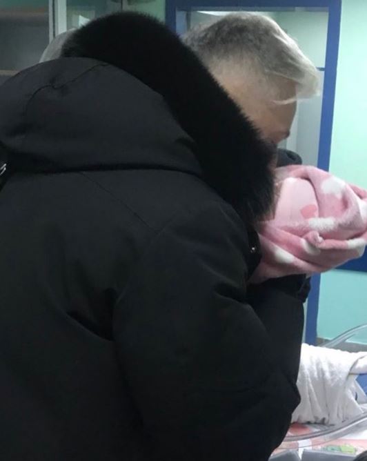 Moderatori i njohur bëhet baba për herë të parë