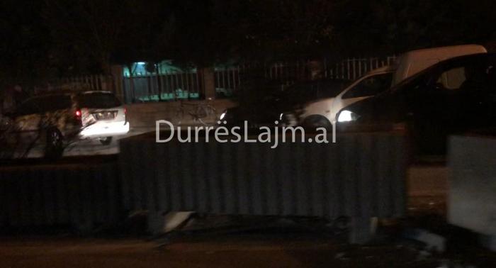 Përplasje e fortë në hyrje të Durrësit, trafikndarësja spostohet nga aksidenti rrugor (FOTO)