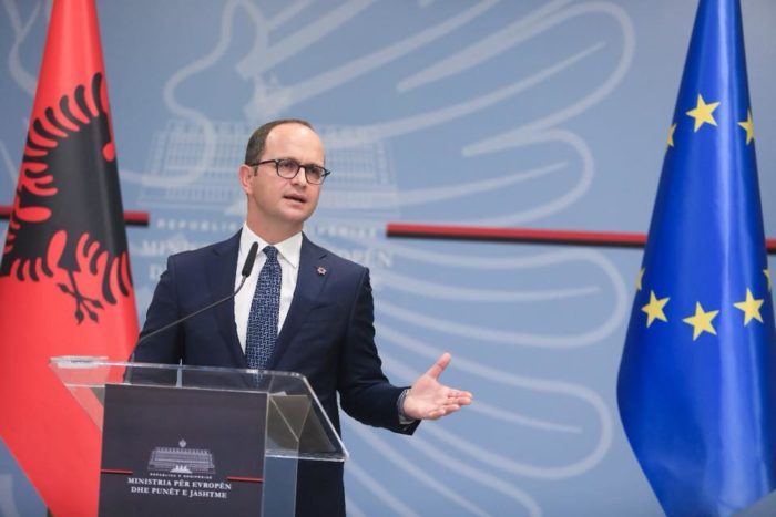 Viti i Ri, ministri Bushati uron shqiptarët: Moment reflektimi