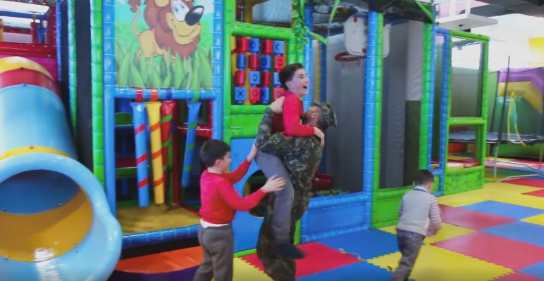 Rreshteri shqiptar i kthyer nga Afganistani surprizon fëmijët dhe bashkëshorten për Krishtlindje (VIDEO)