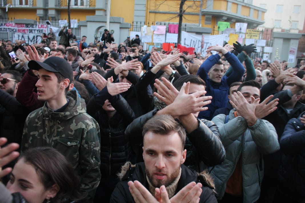 Studentët radikalizojnë protestën: Plotësoni kërkesat ose futemi në grevë urie!
