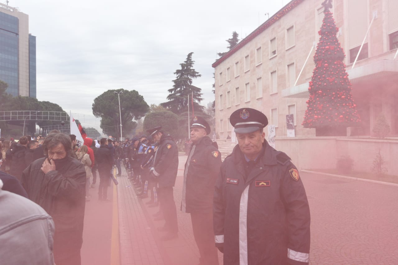 Përshkallëzohet protesta, studentët bllokojnë 3 pika kyçe në Tiranë