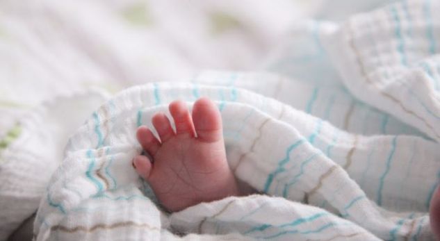 Si ia doli shqiptari me HIV, të bëhet baba i një fëmije të shëndetshëm!