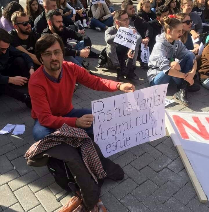 E larguan me forcë, pedagogu: Forumet partiake po përçajnë protestën
