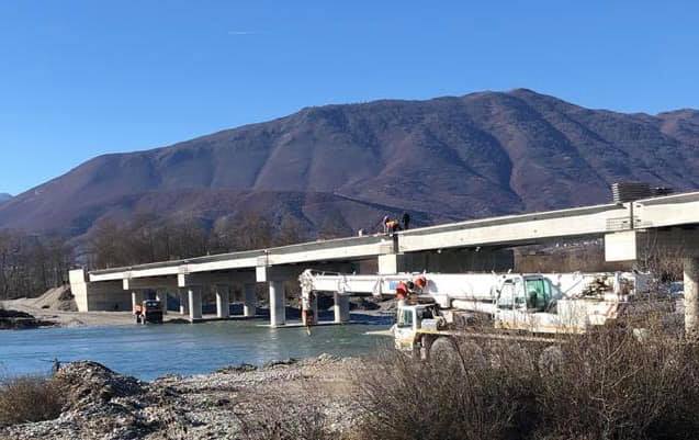 Rama publikon foton: Përqafim nga larg për ata që përqeshnin…